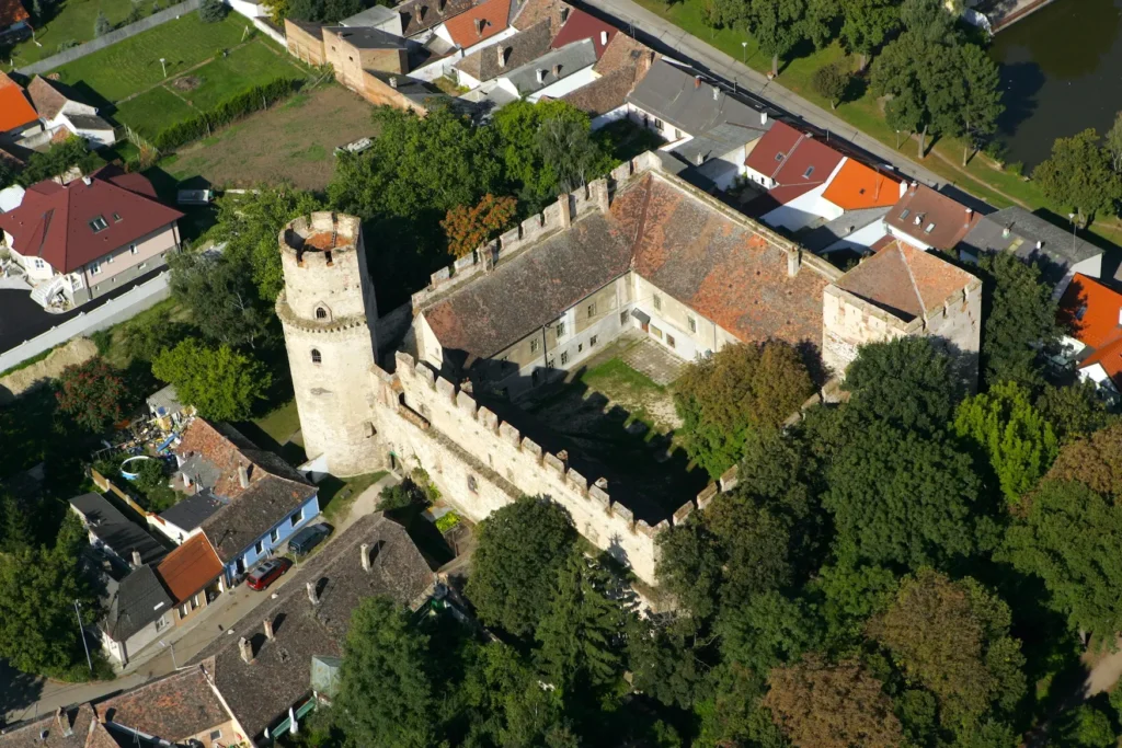 Luftaufnahme der Burg Laa