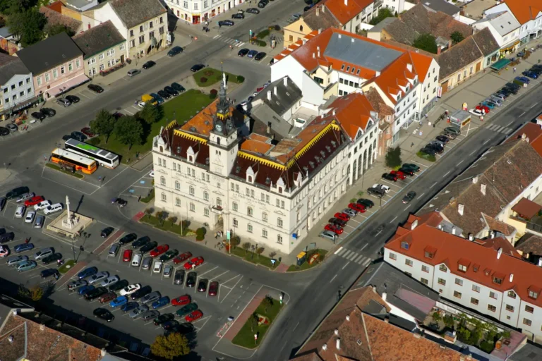 Luftaufnahme des Rathauses von LaaLuftaufnahme des Rathhauses von Laa